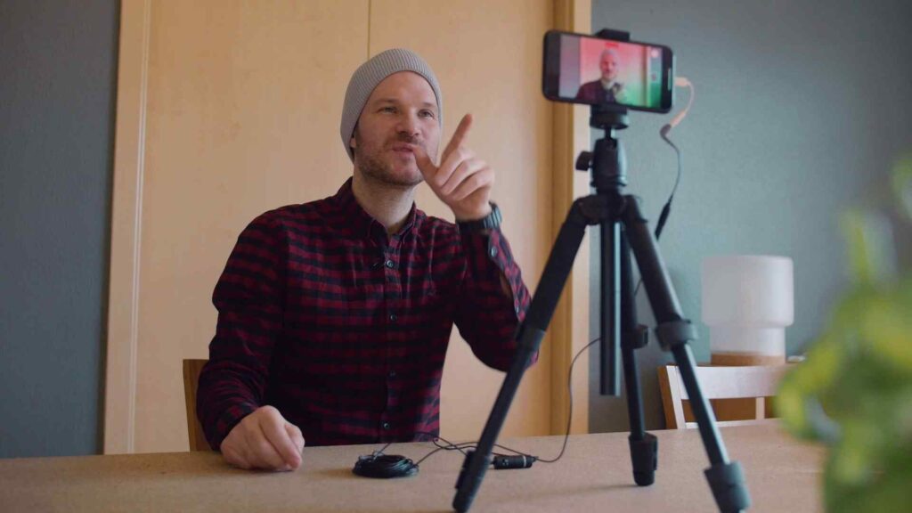 Video - Content erstellen mit ChatGPT : Talking head vor einer Kamera